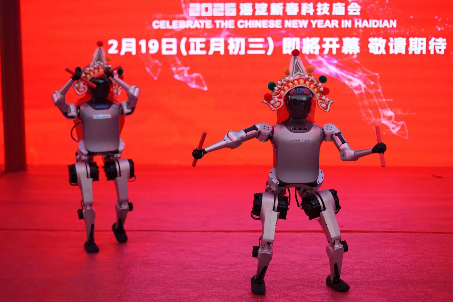 روبوتات بشرية في عرض صيني بمناسبة رأس السنة القمرية الجديدة بالعاصمة بكين (أ.ب)