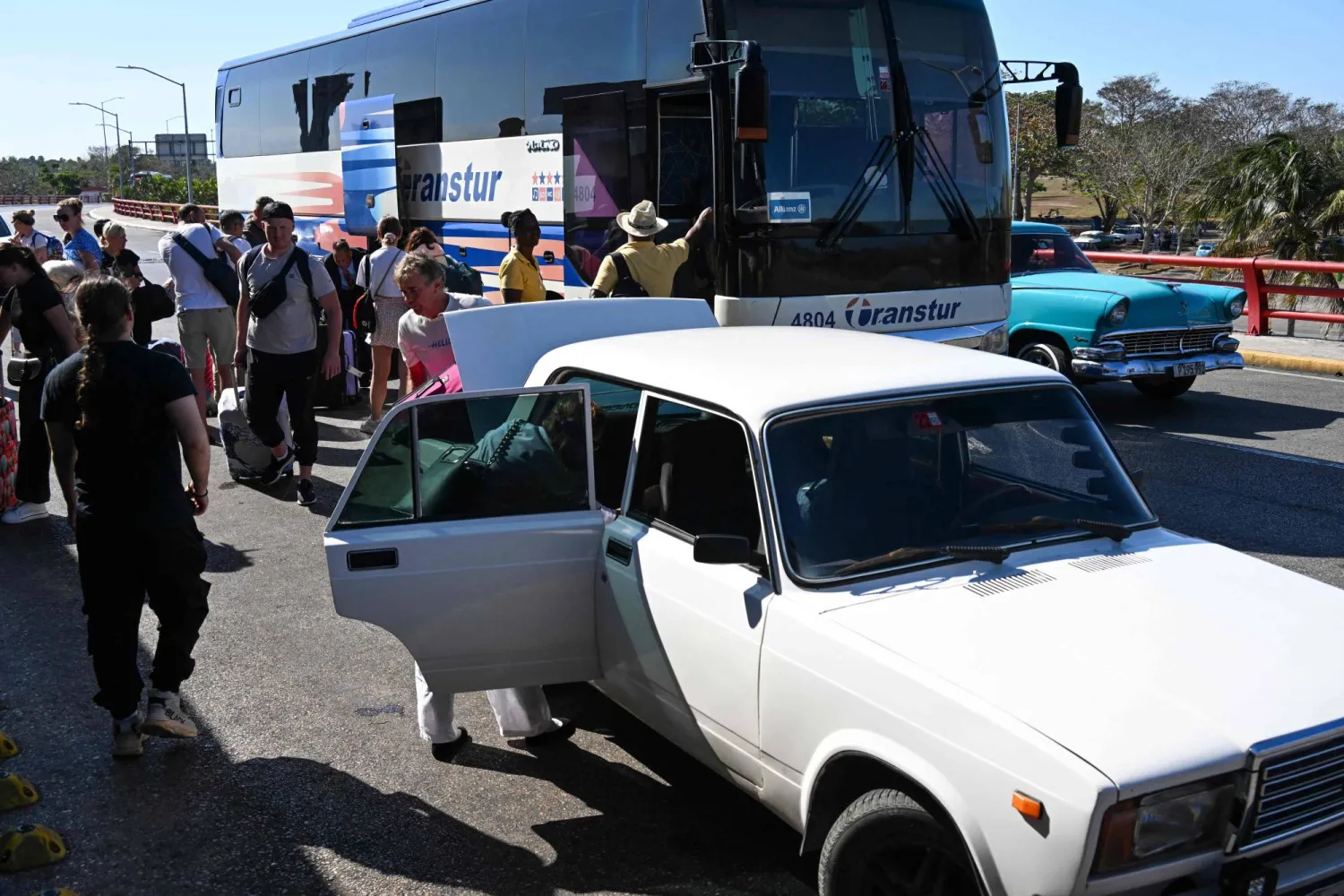 سياح روس يستعدون للصعود على متن رحلة في مطار خوسيه مارتي الدولي بهافانا 16 فبراير 2026 (أ.ف.ب)