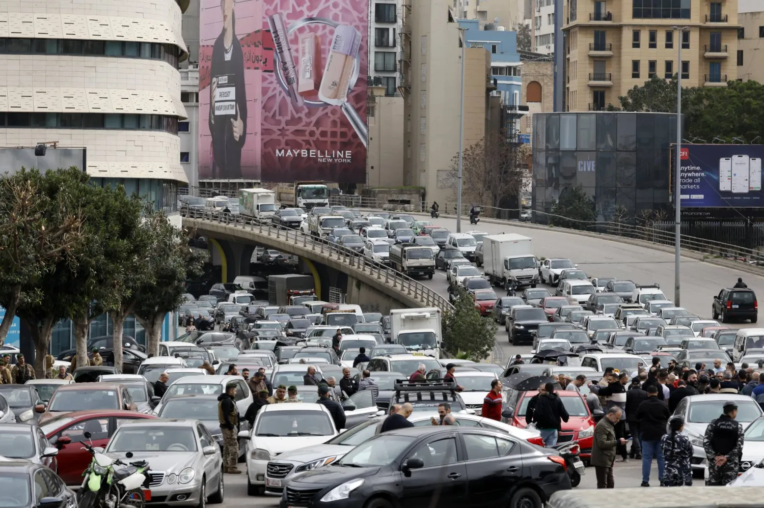 زحمة سير خانقة بوسط بيروت جراء احتجاجات أقفلت الطرقات اعتراضاً على الضرائب الجديدة (إ.ب.أ)