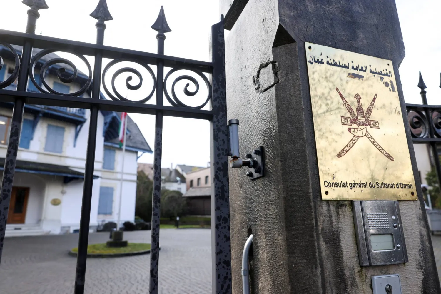 مدخل السفارة العمانية قبل انعقاد الجولة الثانية من المحادثات الإيرانية في جنيف اليوم (رويترز)