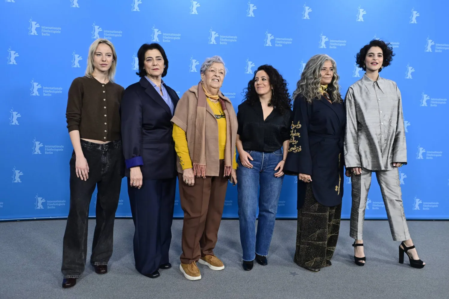 ليلى بوزيد تتوسط ماريون باربو وهيام عباس وسلمى بكار وفريال الشماري وآية بوترعة (إ.ب.أ)