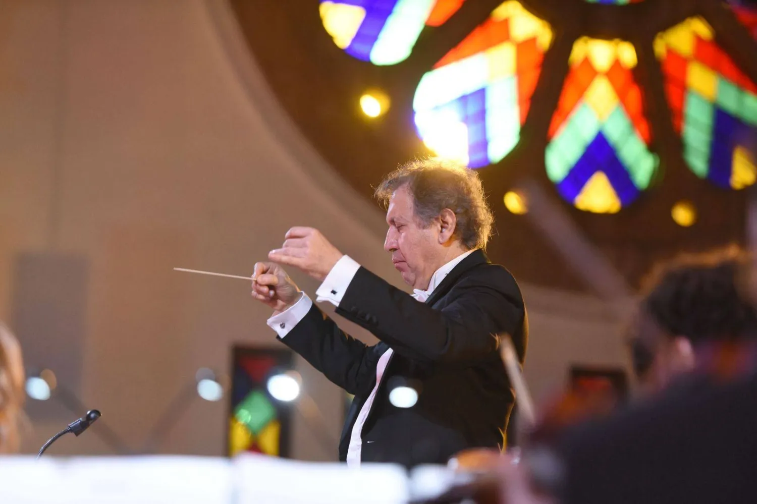 ارتفعت العصا في يد هاروت فازليان فبدا كأنّ الصمت نفسه يستعدّ ليقول شيئاً (الجامعة الأميركية)