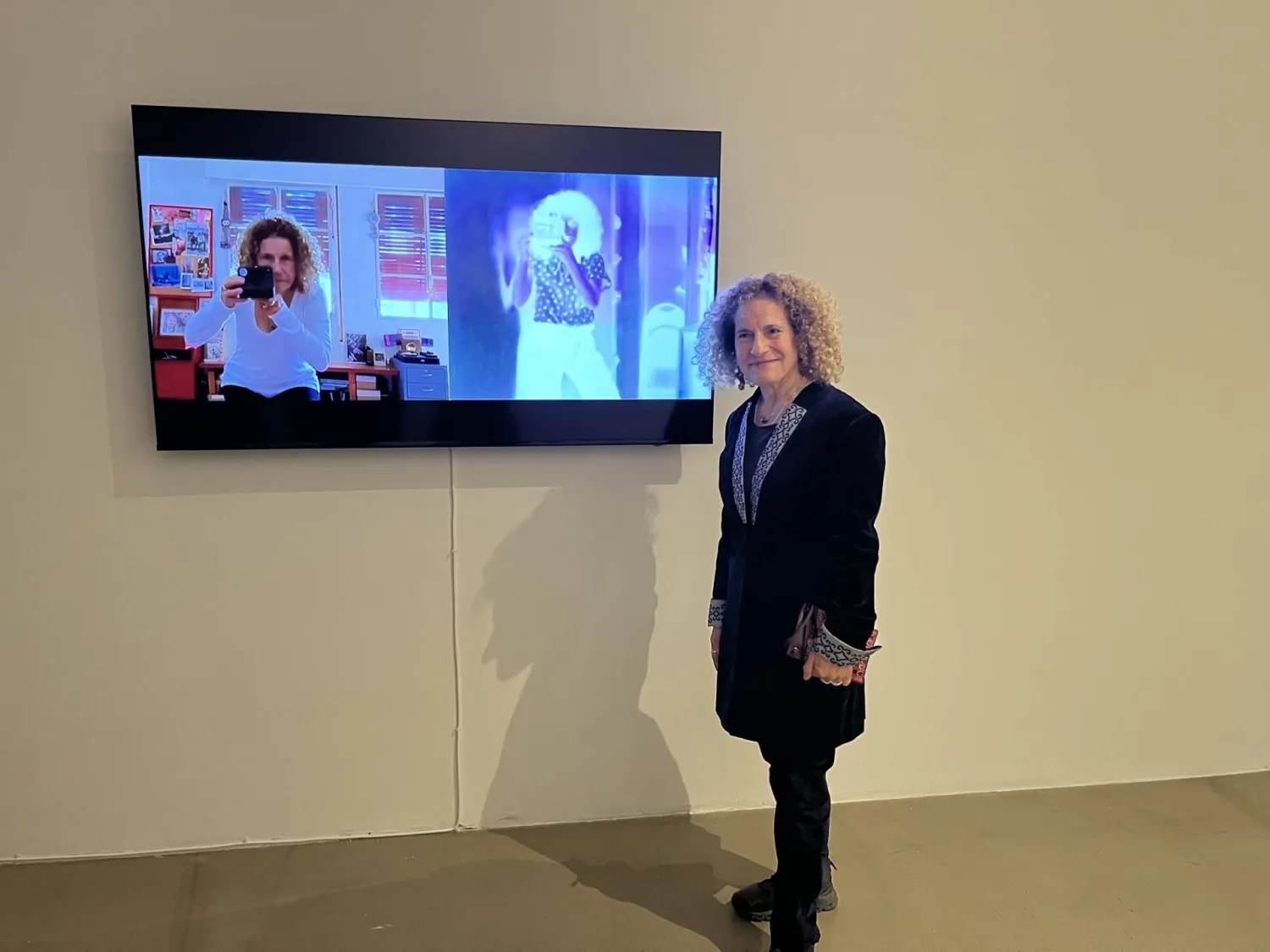 رانيا ستيفان تقف متسائلة عن أهمية الوقت ين الأمس واليوم (الشرق الأوسط)
