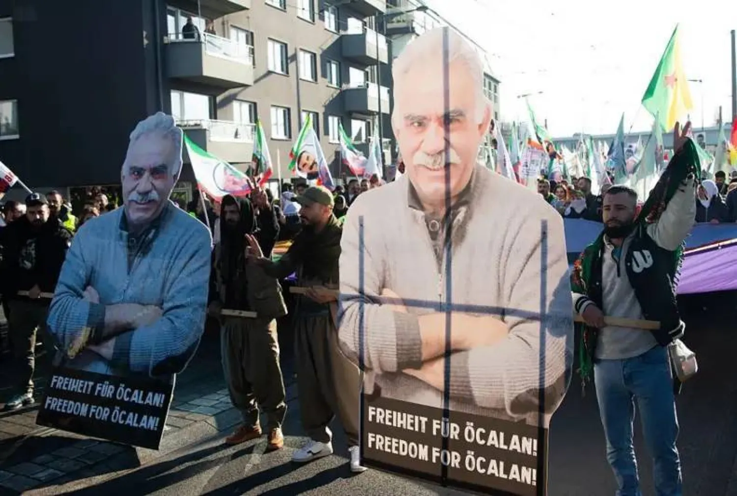 أكراد خلال مسيرة في ألمانيا للمطالبة بإطلاق سراح زعيم حزب «العمال الكردستاني» السجين في تركيا بعدما أطلق نداءً من أجل السلام (د.ب.أ)