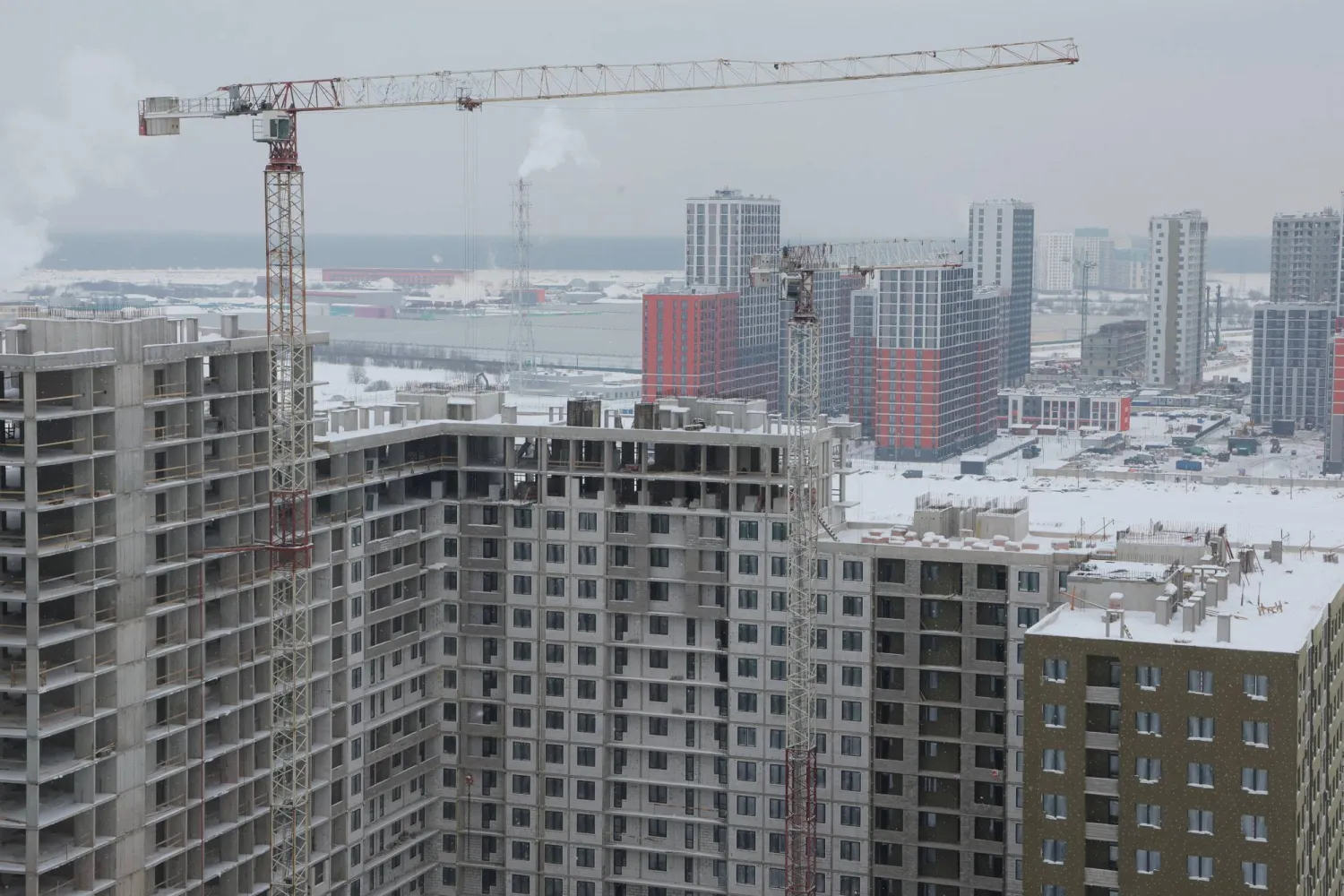 صورة لمبانٍ قيد الإنشاء في قرية نوفوساراتوفكا خارج مدينة سانت بطرسبرغ بروسيا 10 فبراير 2026 (رويترز)