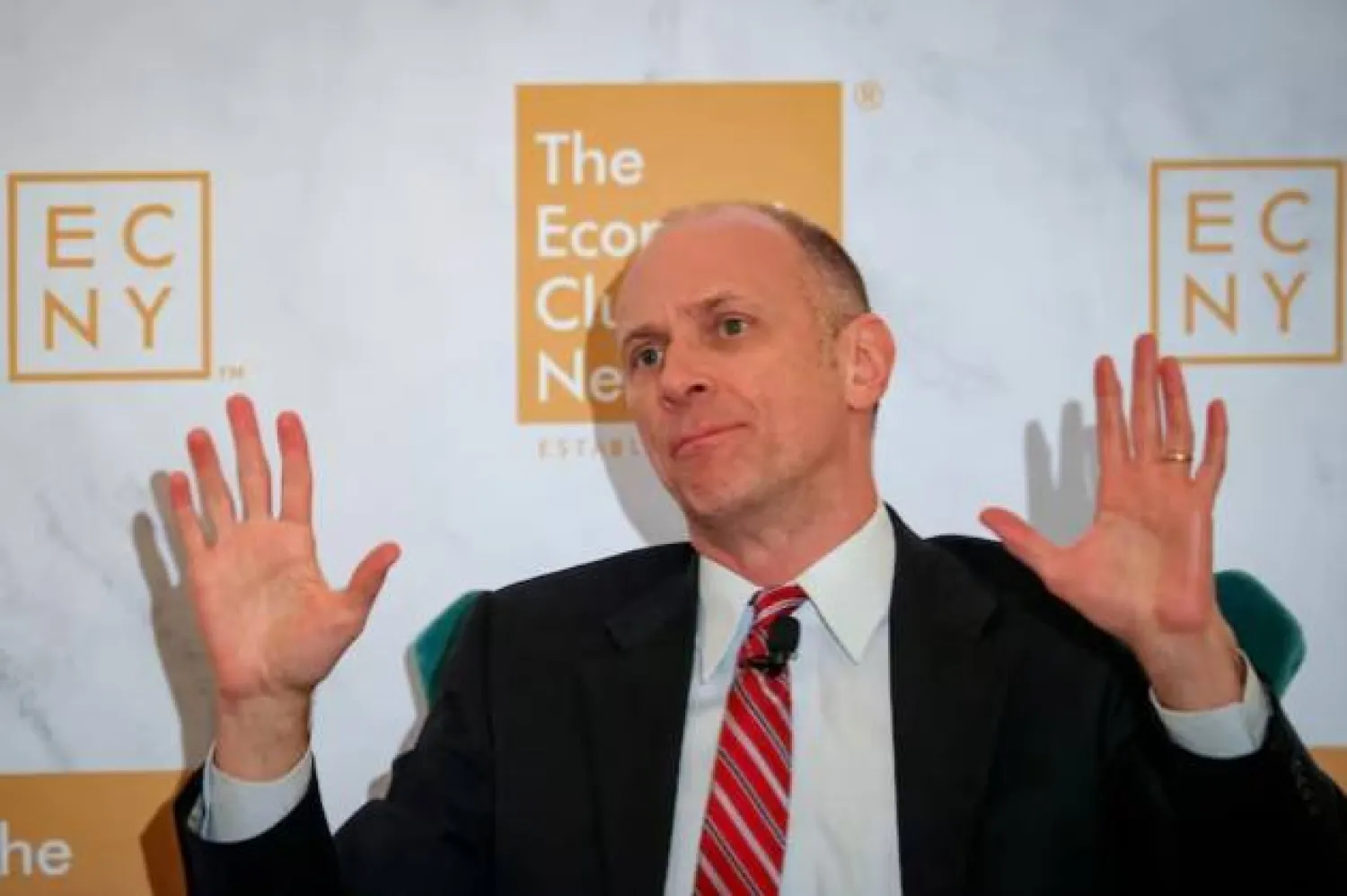 أوستان غولسبي يتحدث أمام نادي الاقتصاد في نيويورك (رويترز)