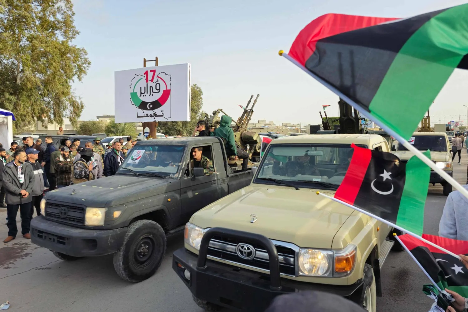 في أجواء اختلطت فيها «مشاعر النصر» لدى البعض بحالة من الحزن عند آخرين على دماء سيف الإسلام القذافي (أ.ف.ب)