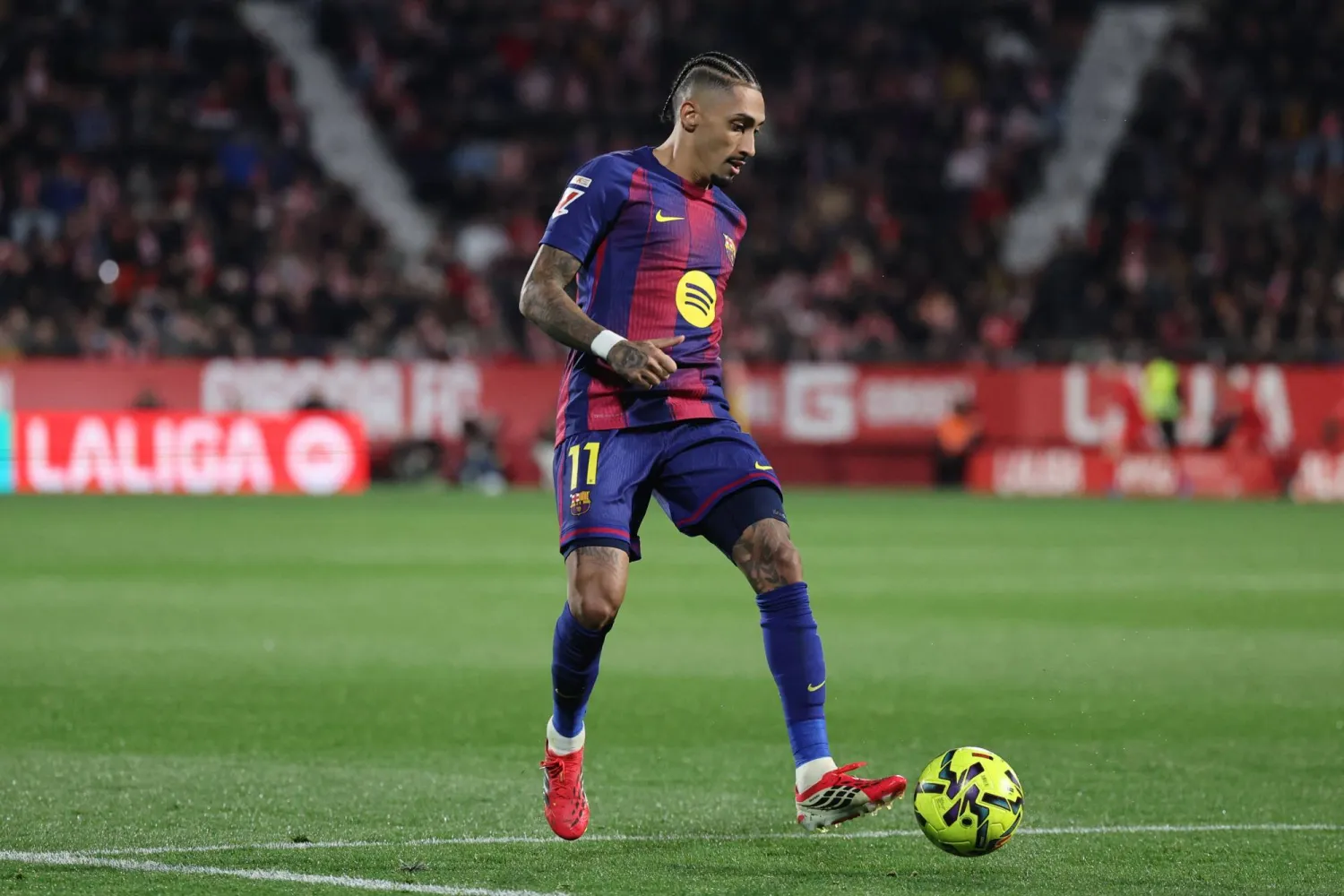 الجناح الدولي البرازيلي لبرشلونة رافينيا (أ.ف.ب)