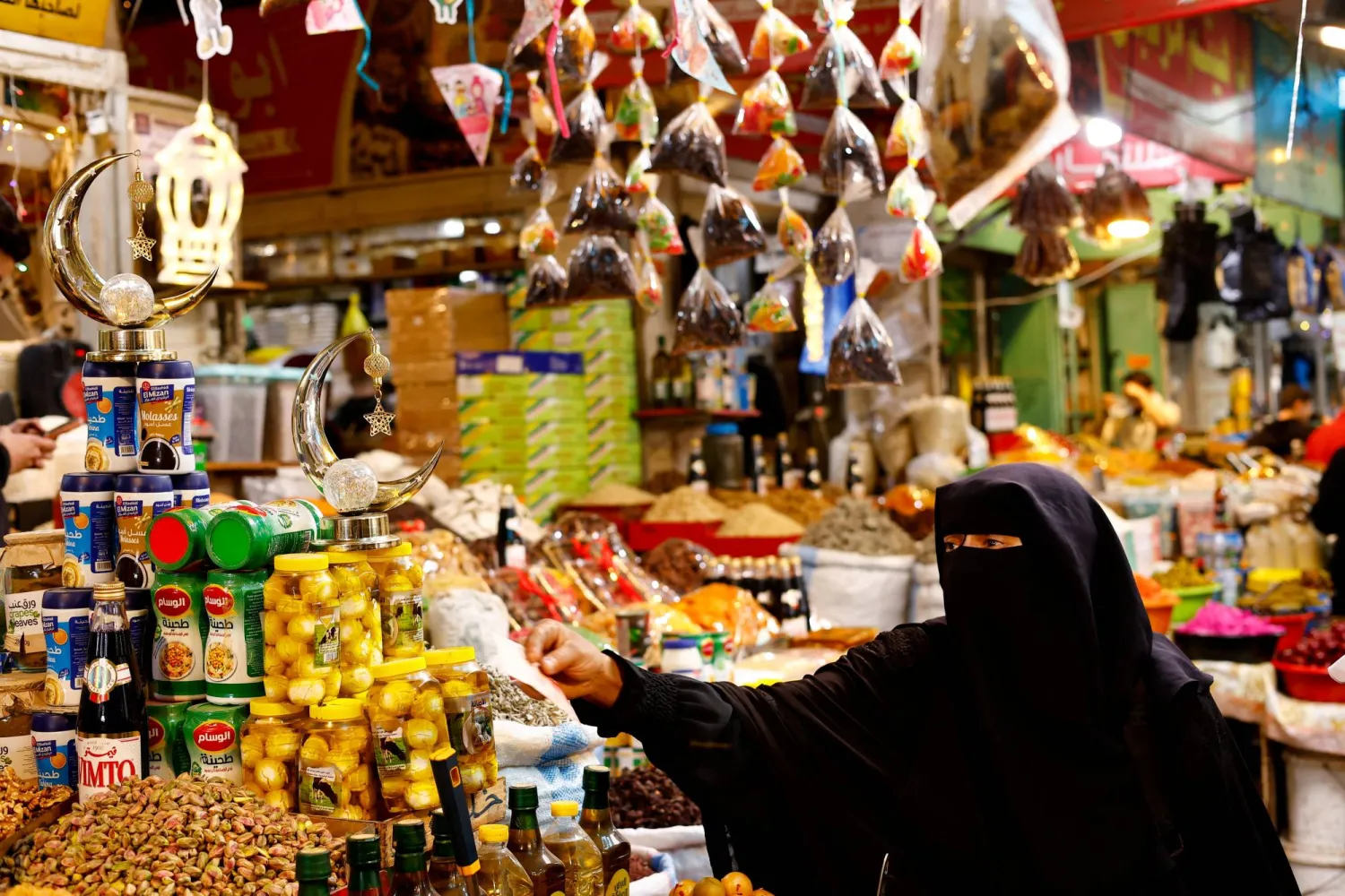 فلسطينية تشتري سلعاً استعداداً لشهر رمضان في مدينة غزة يوم الثلاثاء (رويترز)