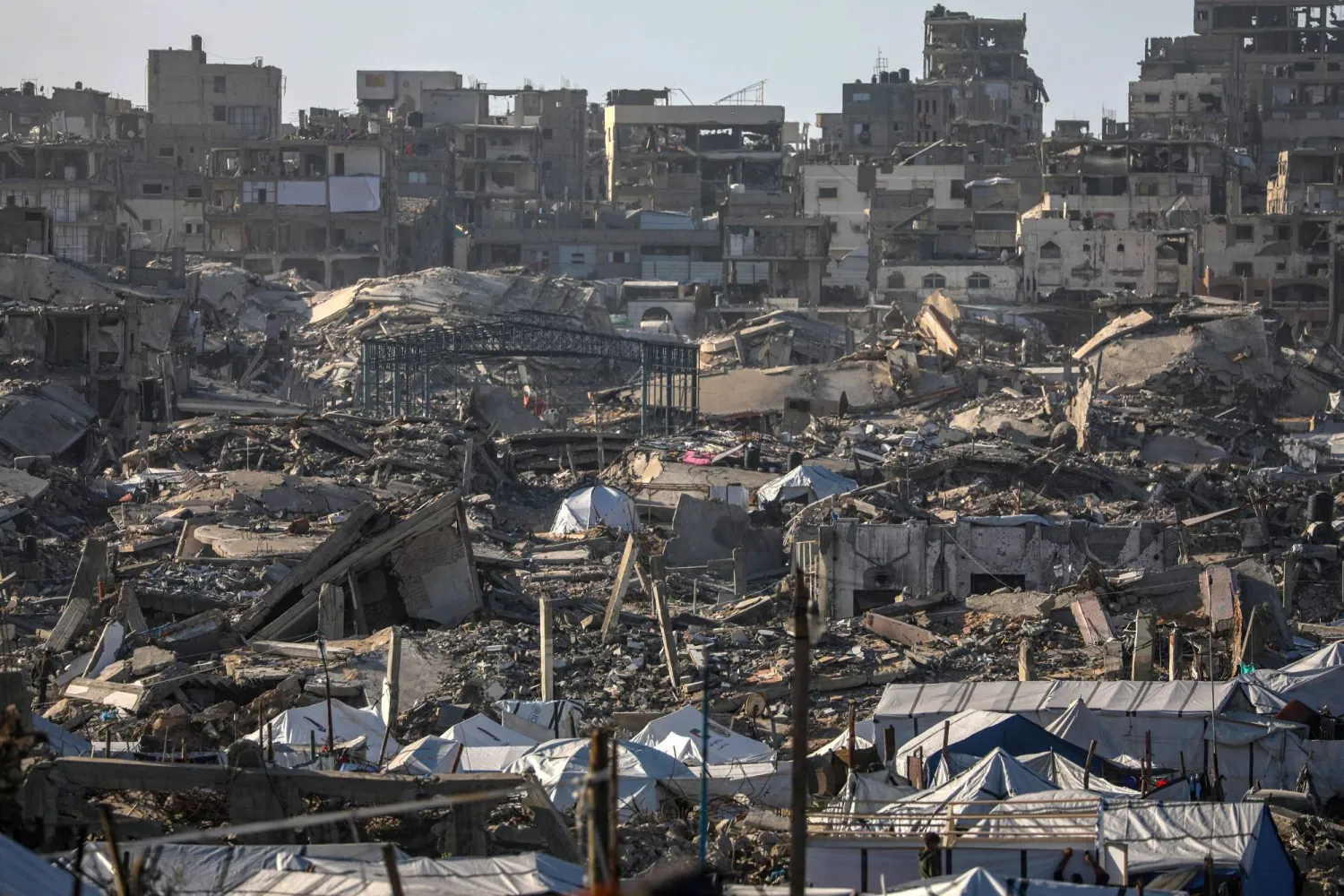 خيام مؤقتة لعائلات فلسطينية نازحة داخلياً في شرق مدينة غزة... 11 فبراير 2026 (إ.ب.أ)