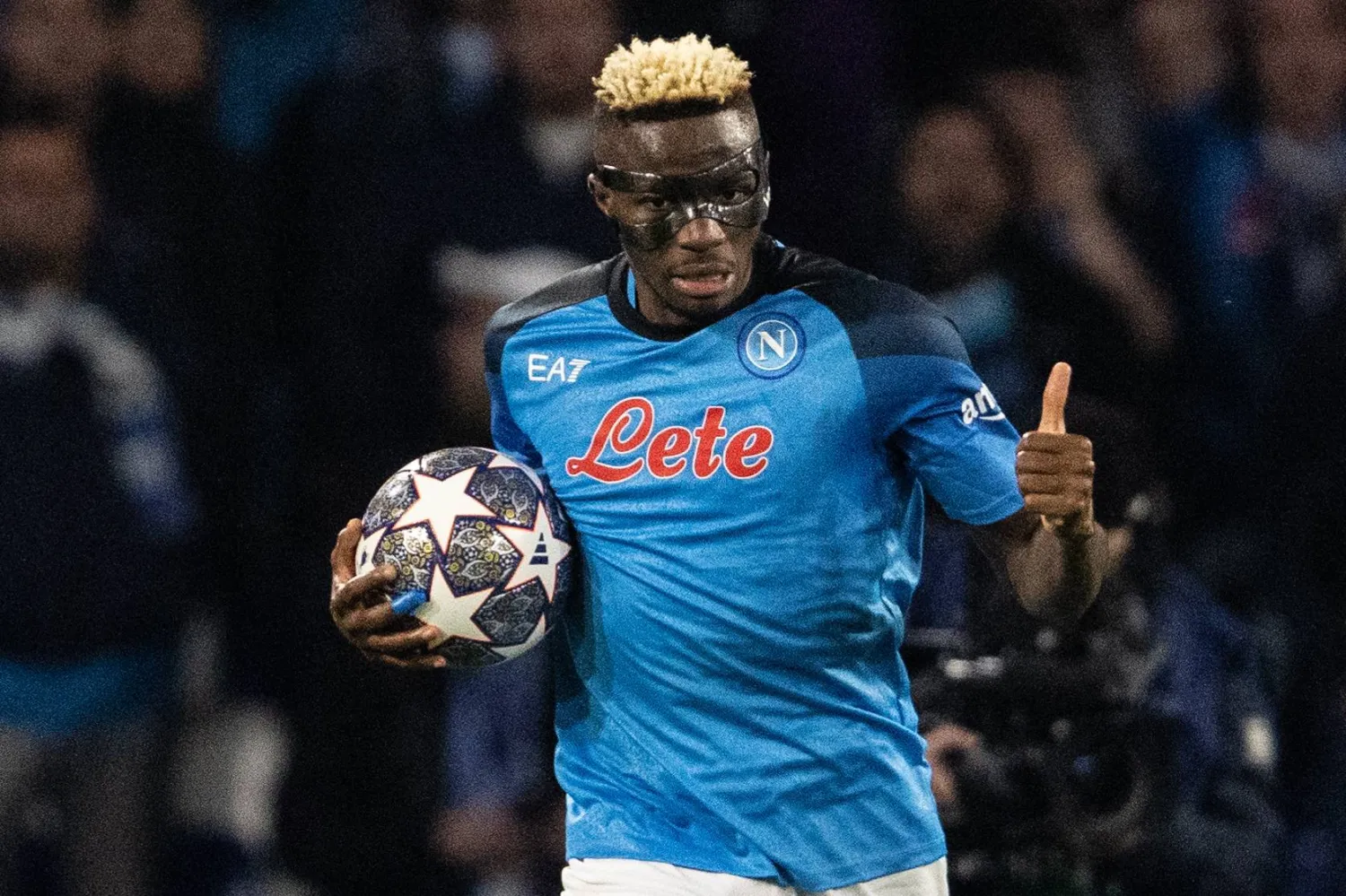 فيكتور أوسيمين نجم فريق نابولي الإيطالي السابق (د.ب.أ)