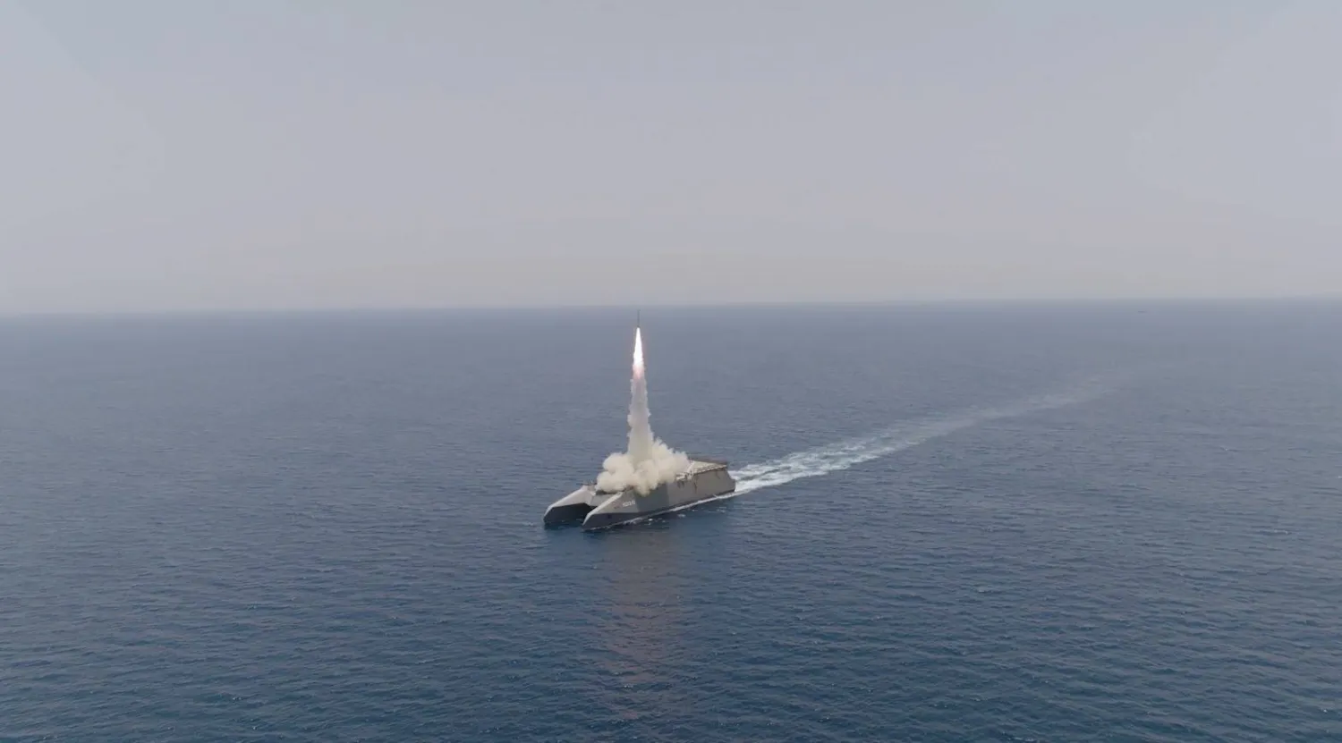 بارجة حربية لـ"الحرس الثوري" تطلق صاروخ خلال مناورات مضيق هرمز (سباه نيوز)