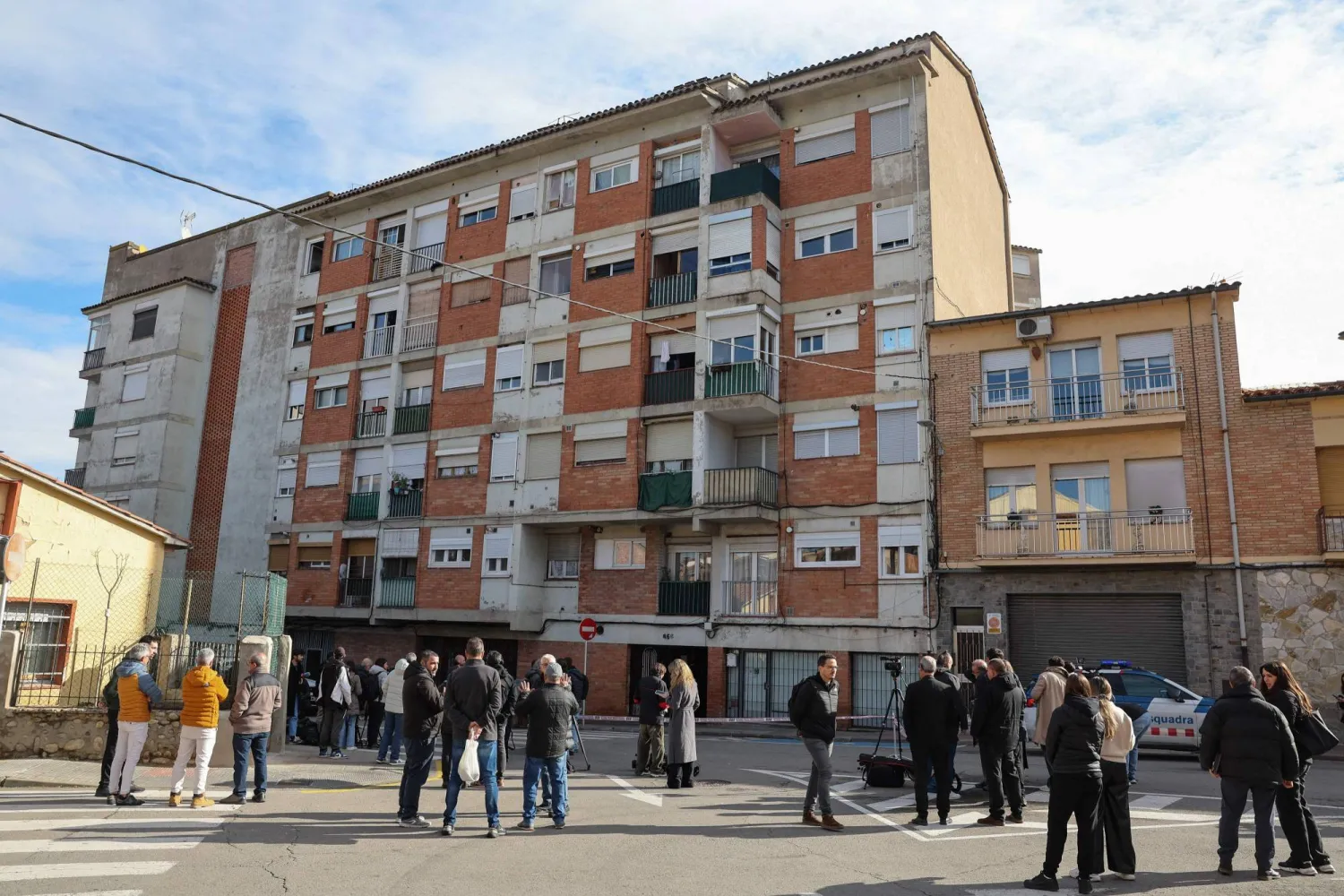 صحافيون يتجمّعون خارج مبنى اندلع فيه حريق أسفر عن مقتل 5 أشخاص في مانليو بالقرب من برشلونة 17 فبراير 2026 (أ.ف.ب)
