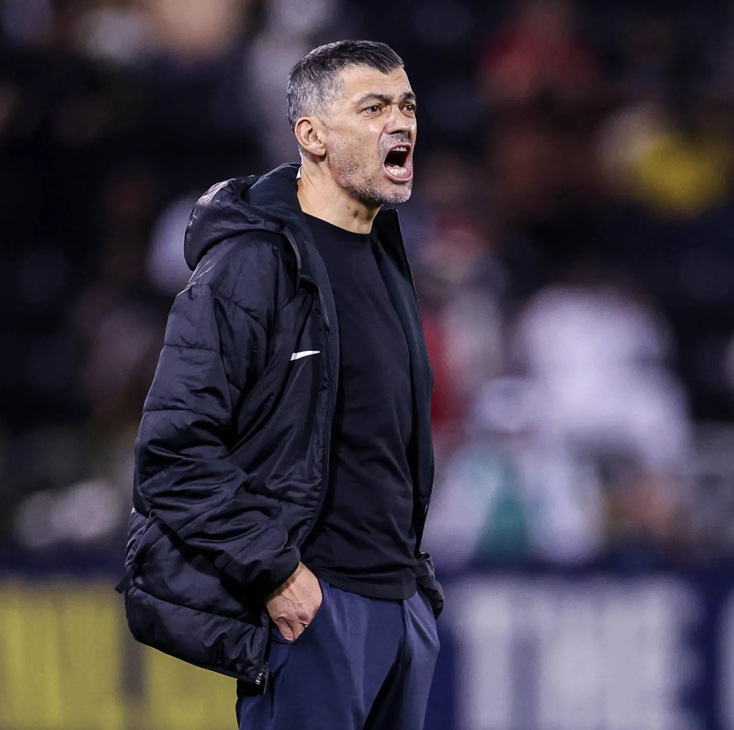 كونسيساو يوجه لاعبيه خلال المباراة (موقع النادي)