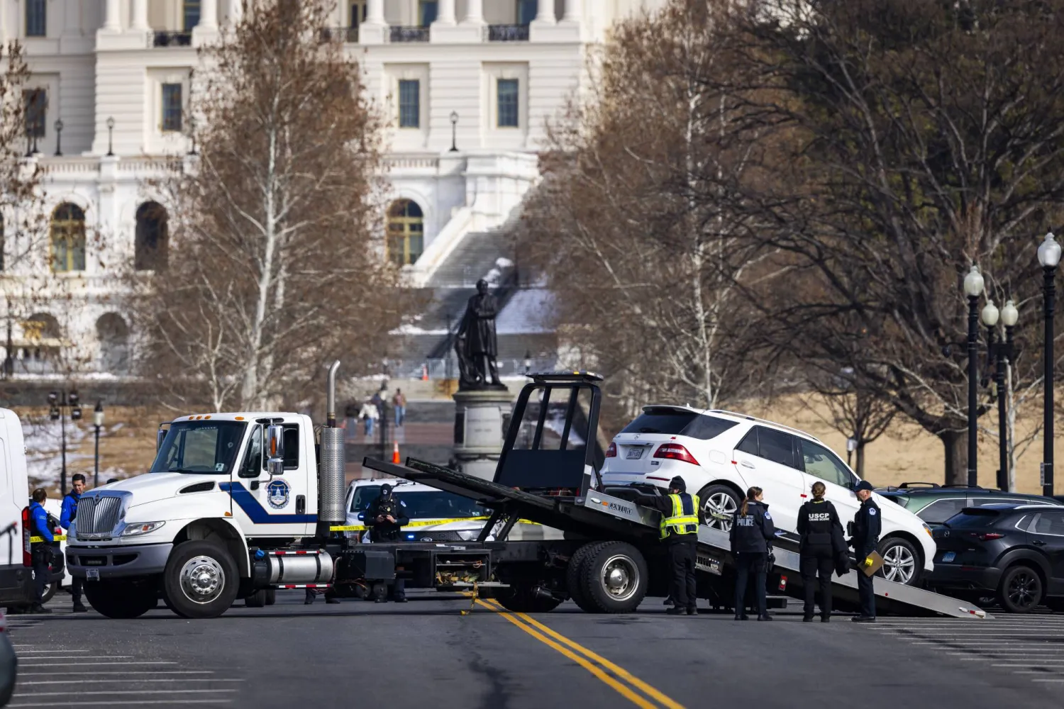 شرطة الكابيتول الأميركي تسحب سيارة خارج مبنى الكابيتول بالقرب من المكان الذي تم فيه اعتقال رجل وبحوزته ما يبدو أنه مسدس بحسب الشرطة في العاصمة واشنطن 17 فبراير 2026 (إ.ب.أ)