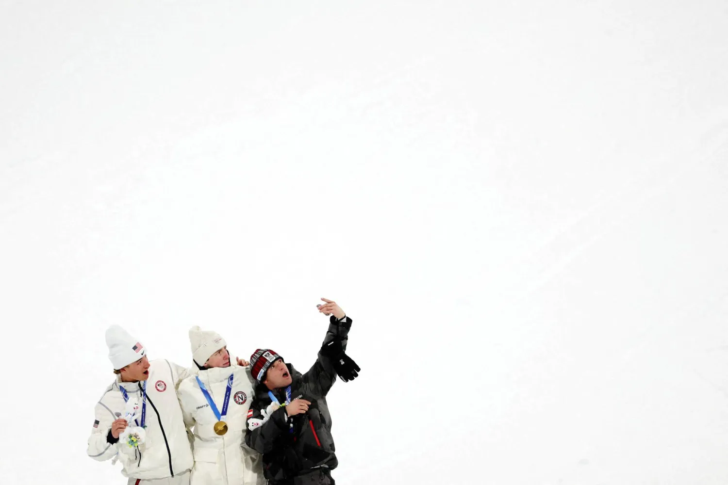 فروستاد يحتفل مع زميليه فورهاند وسفينسر بالميداليات الثلاث للقفز الهوائي (رويترز)