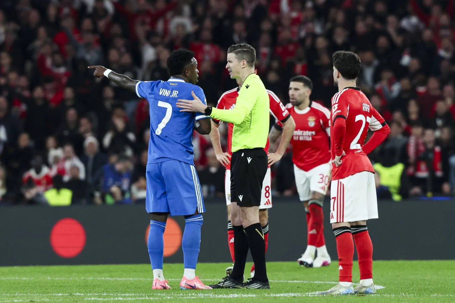 توقف مباراة ريال مدريد وبنفيكا بعد إبلاغ فينيسيوس عن تعرضه لإهانة عنصرية