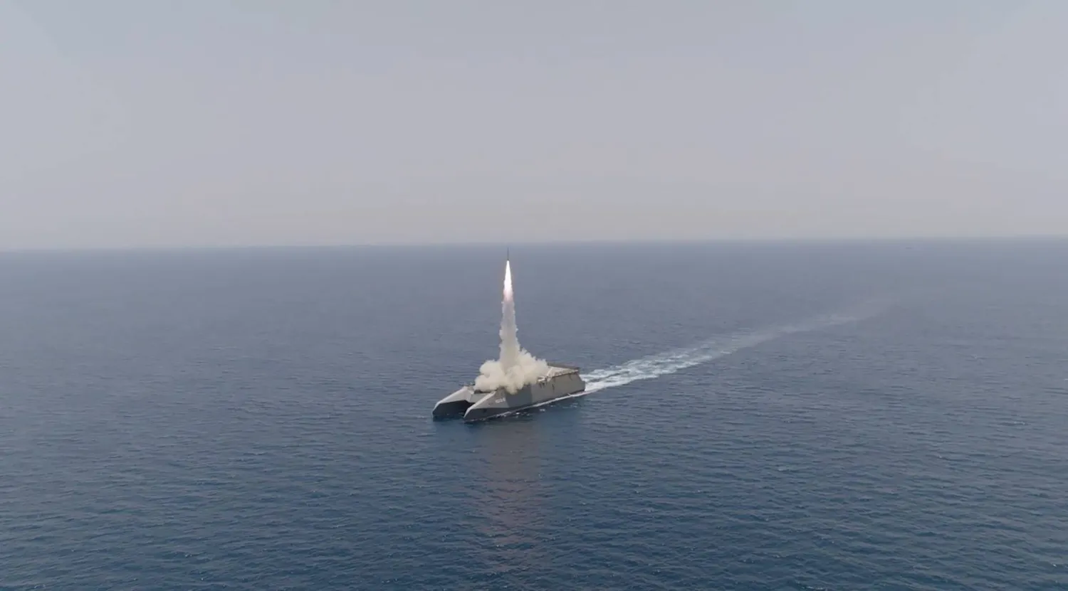 صورة وزعتها وكالة الأنباء الإيرانية ”سباه“ أمس تُظهر تدريبات لـ ”الحرس الثوري“ في هرمز… وفي الإطار وزيرا الخارجية الإيراني والسويسري في جنيف أمس مع بدء المفاوضات (رويترز)