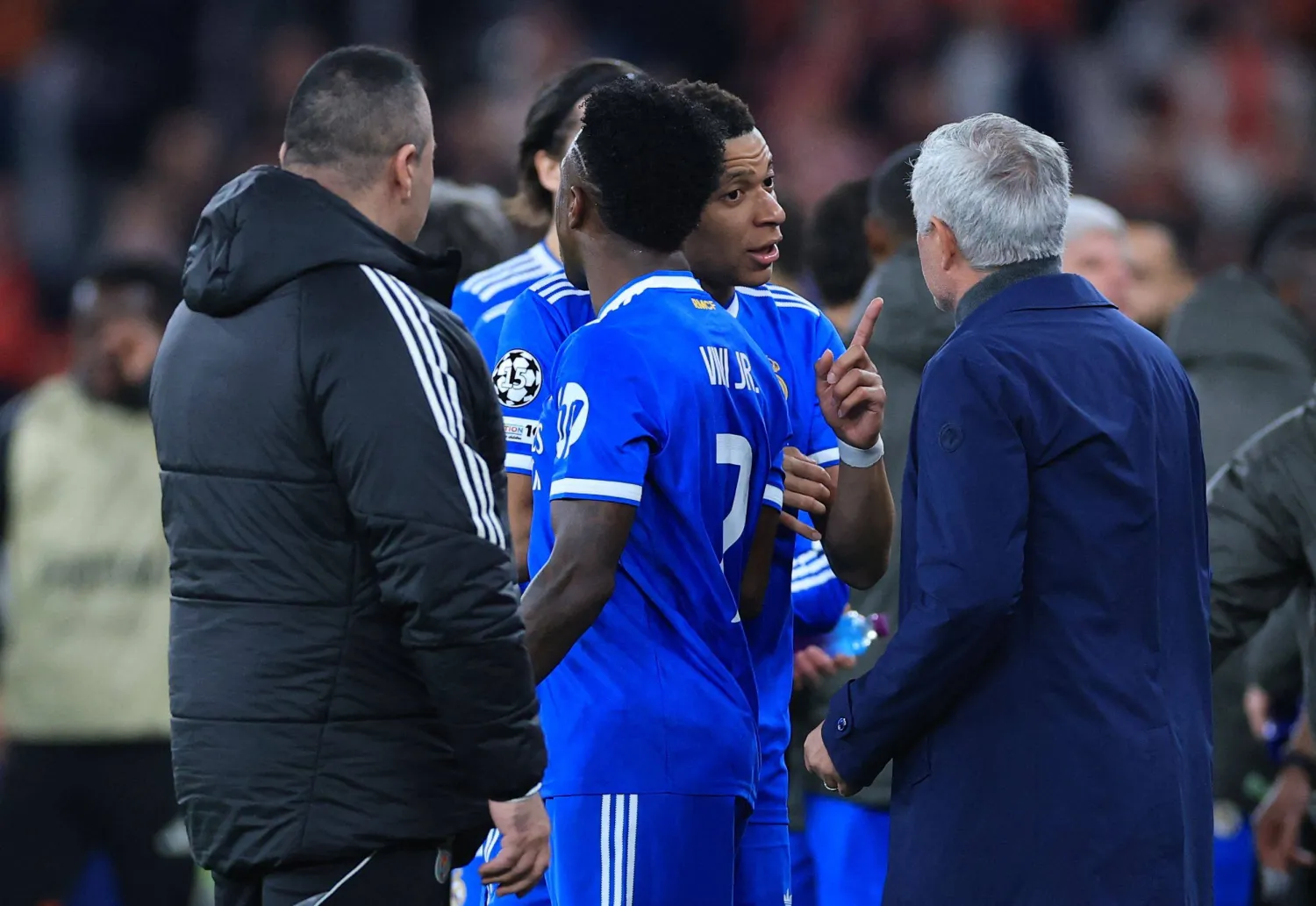 TOPSHOT - Real Madrid's French forward #10 Kylian Mbappe talks with SL Benfica's Portuguese head coach Jose Mourinho during the UEFA Champions League knockout round play-off first leg football match between SL Benfica and Real Madrid CF at Estadio da Luz in Lisbon on February 17, 2026. (Photo by PATRICIA DE MELO MOREIRA / AFP)