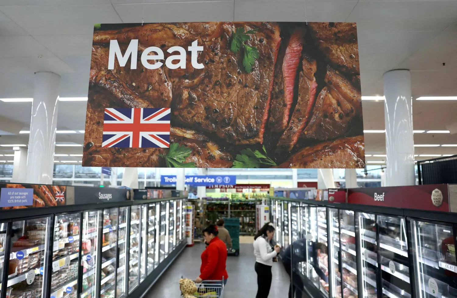 يتسوق الناس في ممر اللحوم في سوبر ماركت «تيسكو إكسترا» في تشيشونت البريطانية (أ.ف.ب)