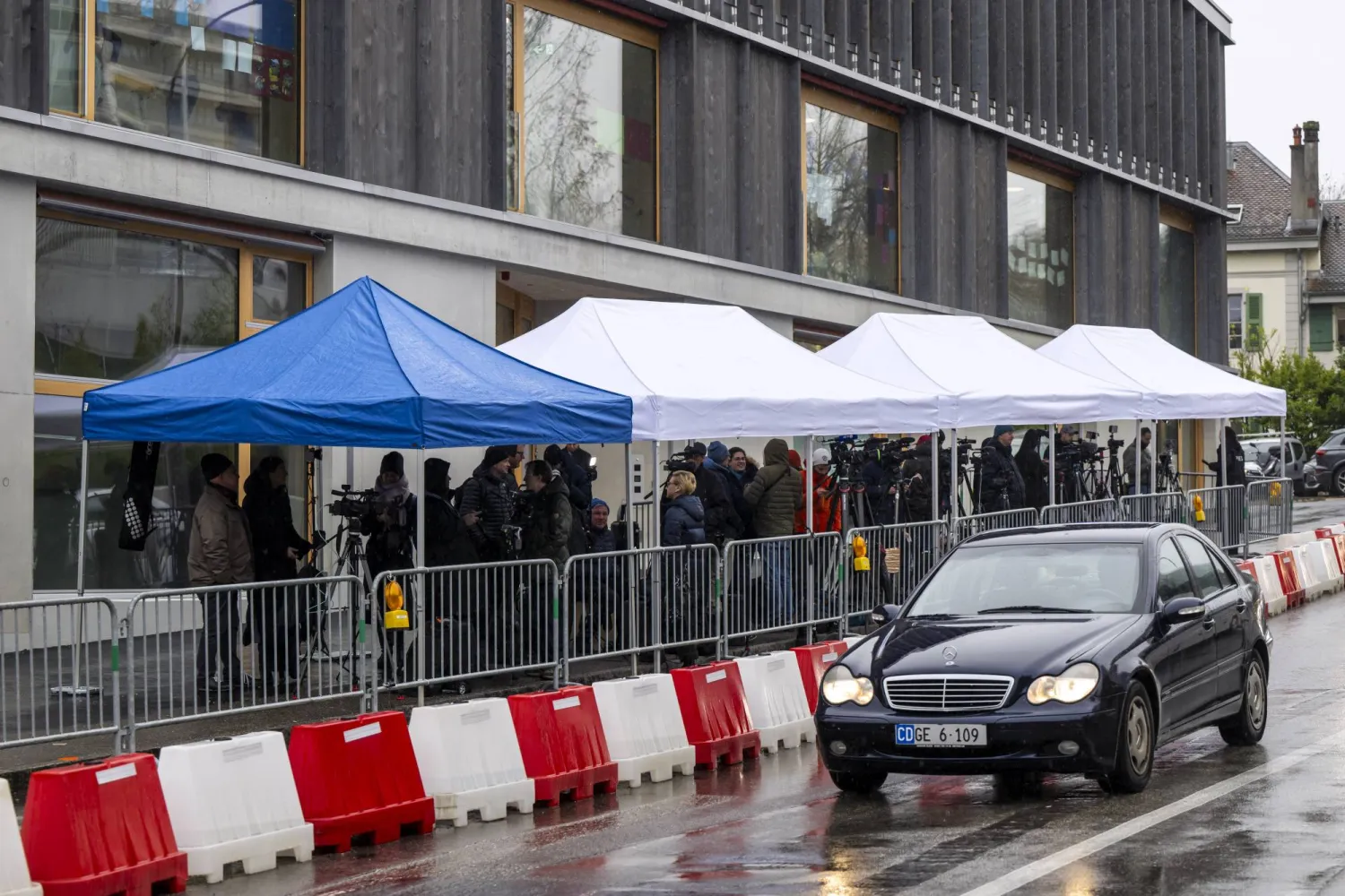 تجمع الصحافيون خارج مدخل فندق إنتركونتيننتال خلال محادثات السلام الروسية الأوكرانية في جنيف (إ.ب.أ)