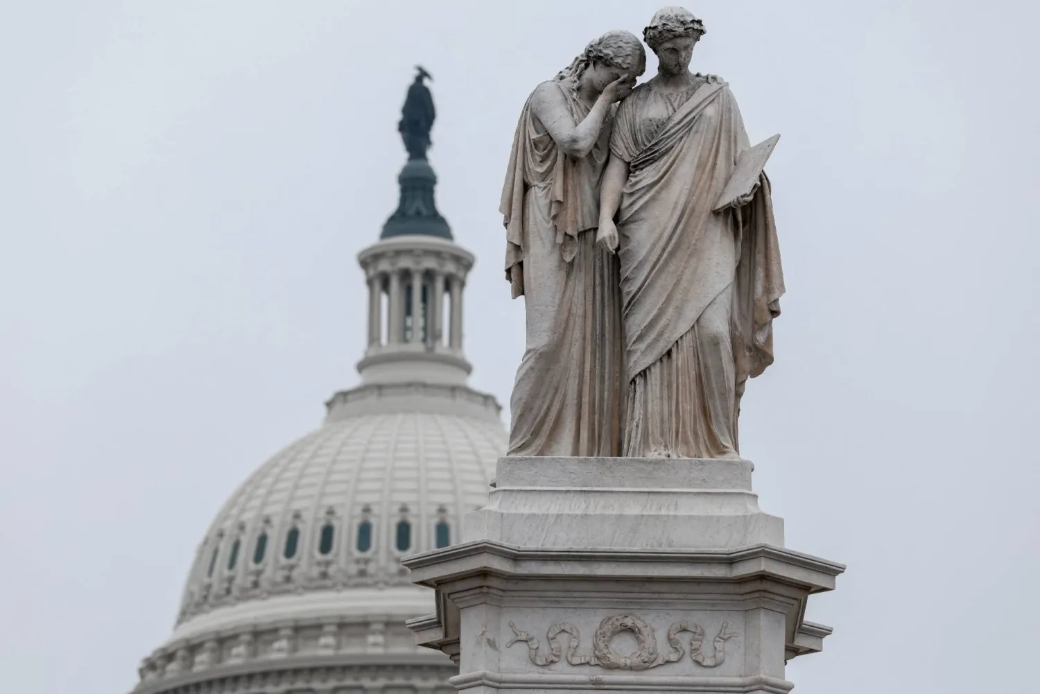 يستعد الديمقراطيون والجمهوريون لمعركة الانتخابات النصفية في 3 نوفمبر 2026 (رويترز)