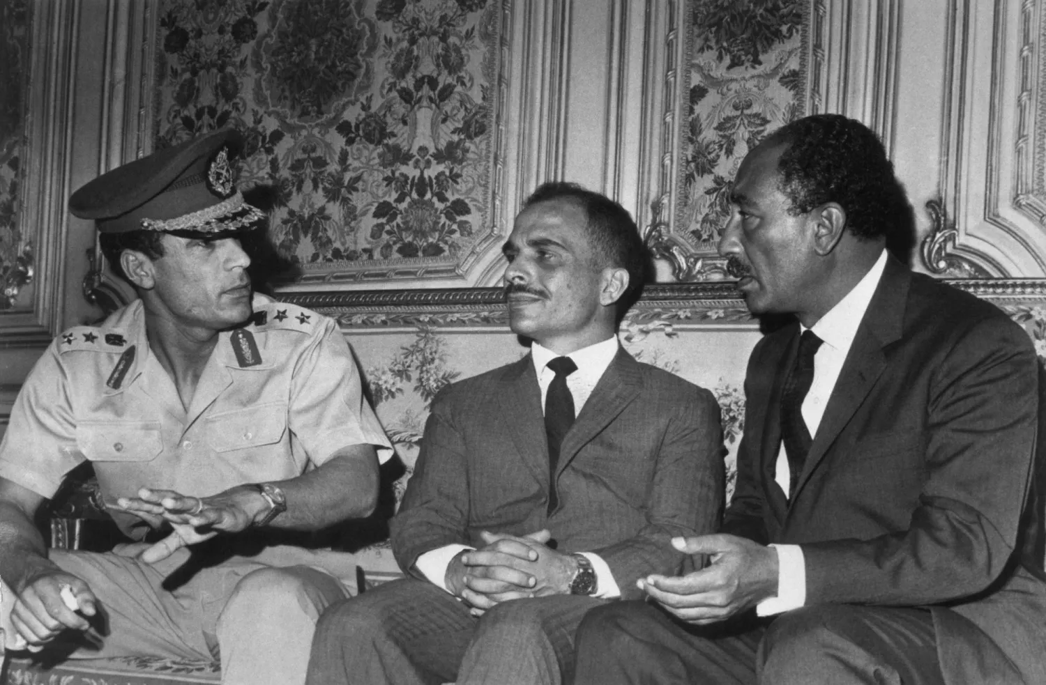 لقاء بين الملك حسين ومعمر القذافي على هامش قمة عربية في القاهرة عام 1970 (أ.ف.ب)