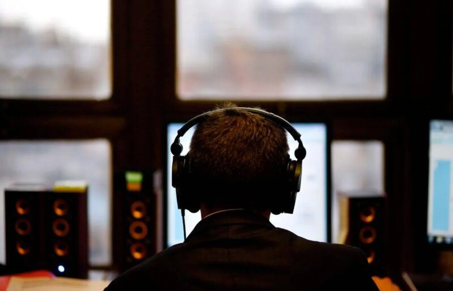 رجل يرتدي سماعات أذن خلال تأدية عمله (رويترز)