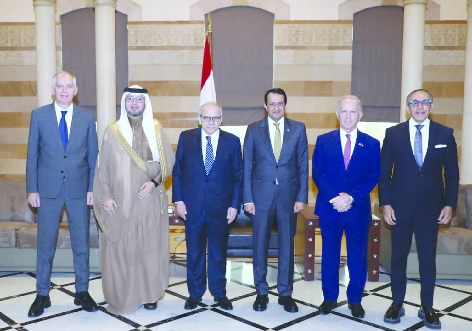 رئيس الحكومة اللبنانية يتوسط سفراء اللجنة الخماسية (أرشيفية - رئاسة الحكومة)