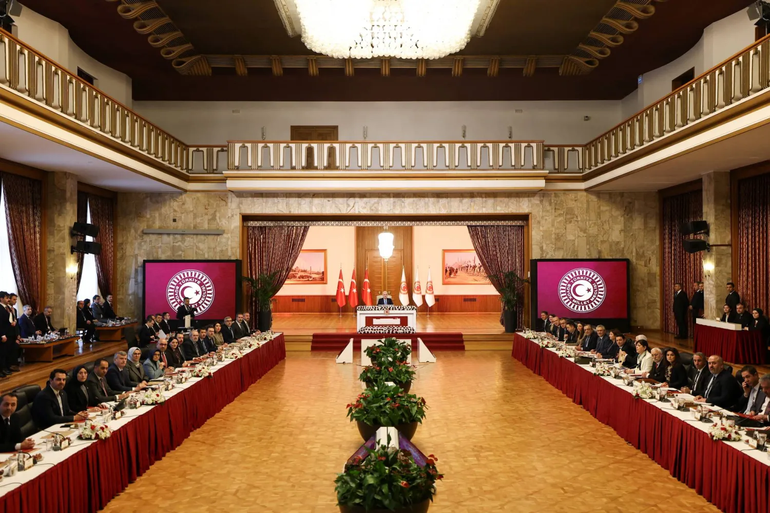 خلال اجتماع لجنة برلمانية تركية للتصويت على مسودة تقرير يهدف إلى تسهيل نزع سلاح حزب «العمال الكردستاني» المحظور وهي خطوة من شأنها أن تدفع عملية السلام لإنهاء أكثر من أربعة عقود من الصراع... في أنقرة 18 فبراير 2026 (رويترز)