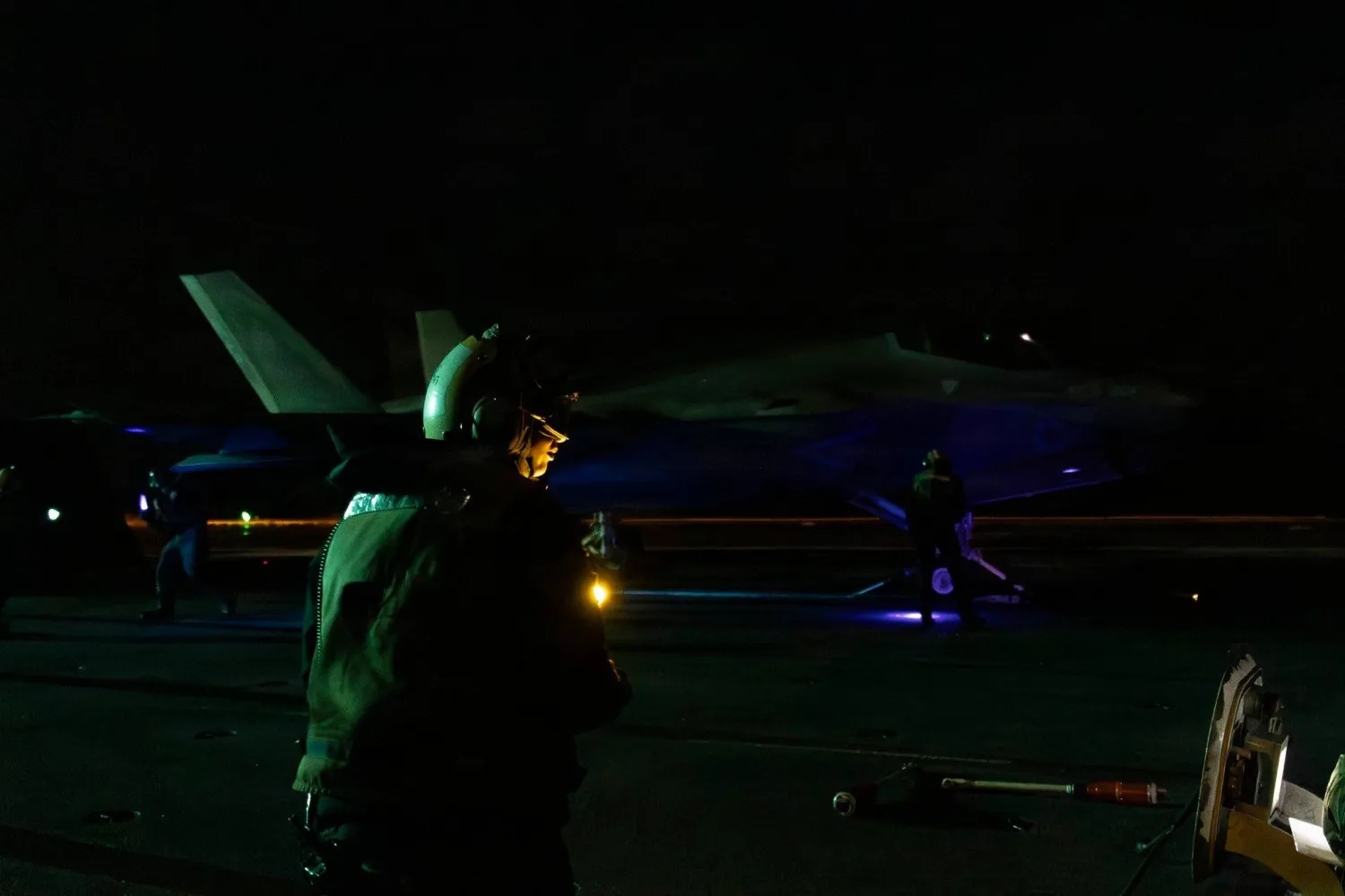 مقاتلات أميركية تستعد للإقلاع من حاملة الطائرات «أبراهام لينكولن» خلال عمليات جوية في مياه الشرق الأوسط (سنتكوم)