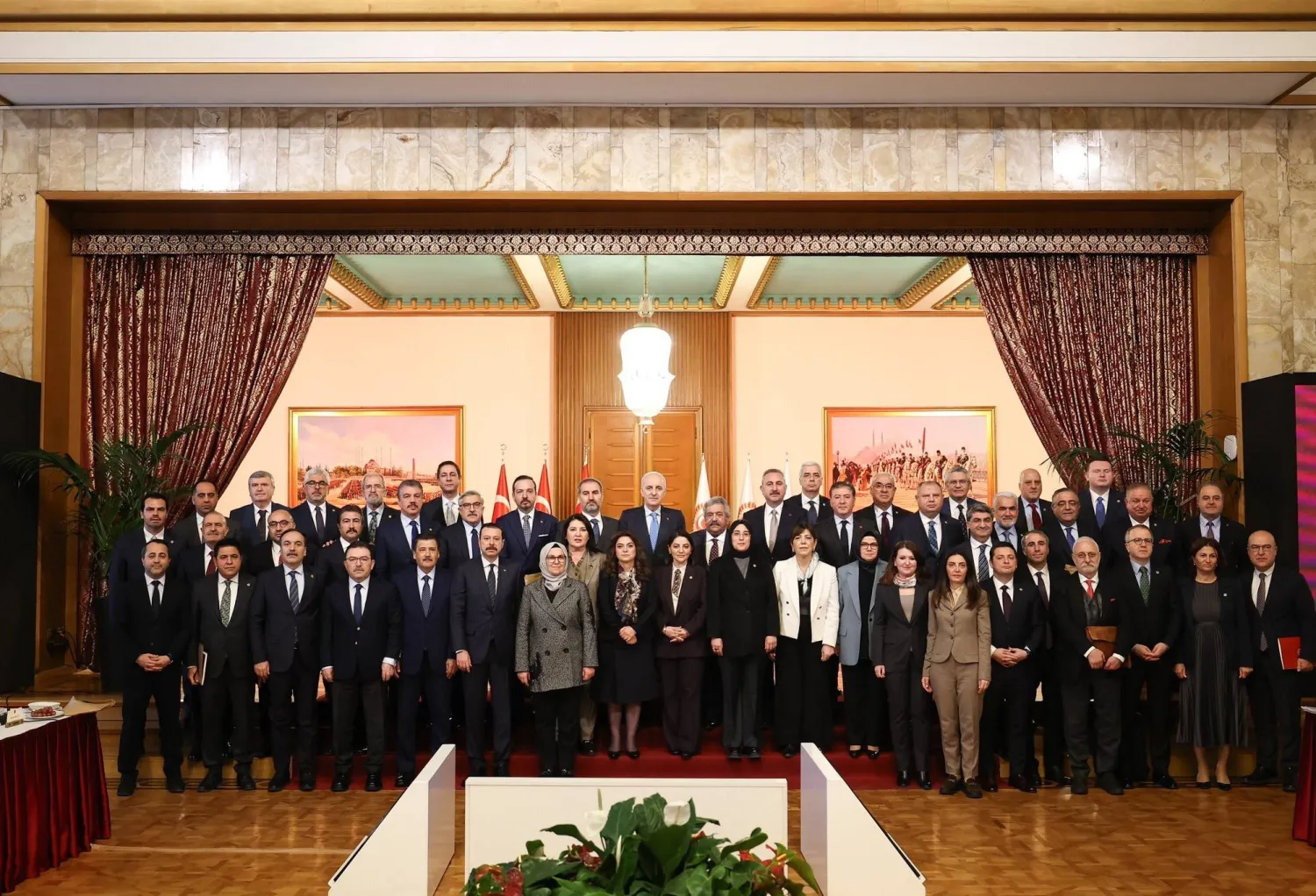 صورة تذكارية تجمع بين رئيس البرلمان التركي نعمان كورتولموش ونواب الأحزاب الأعضاء في لجنة وضع الإطار القانوني لعملية السلام الأربعاء (حساب البرلمان في إكس)