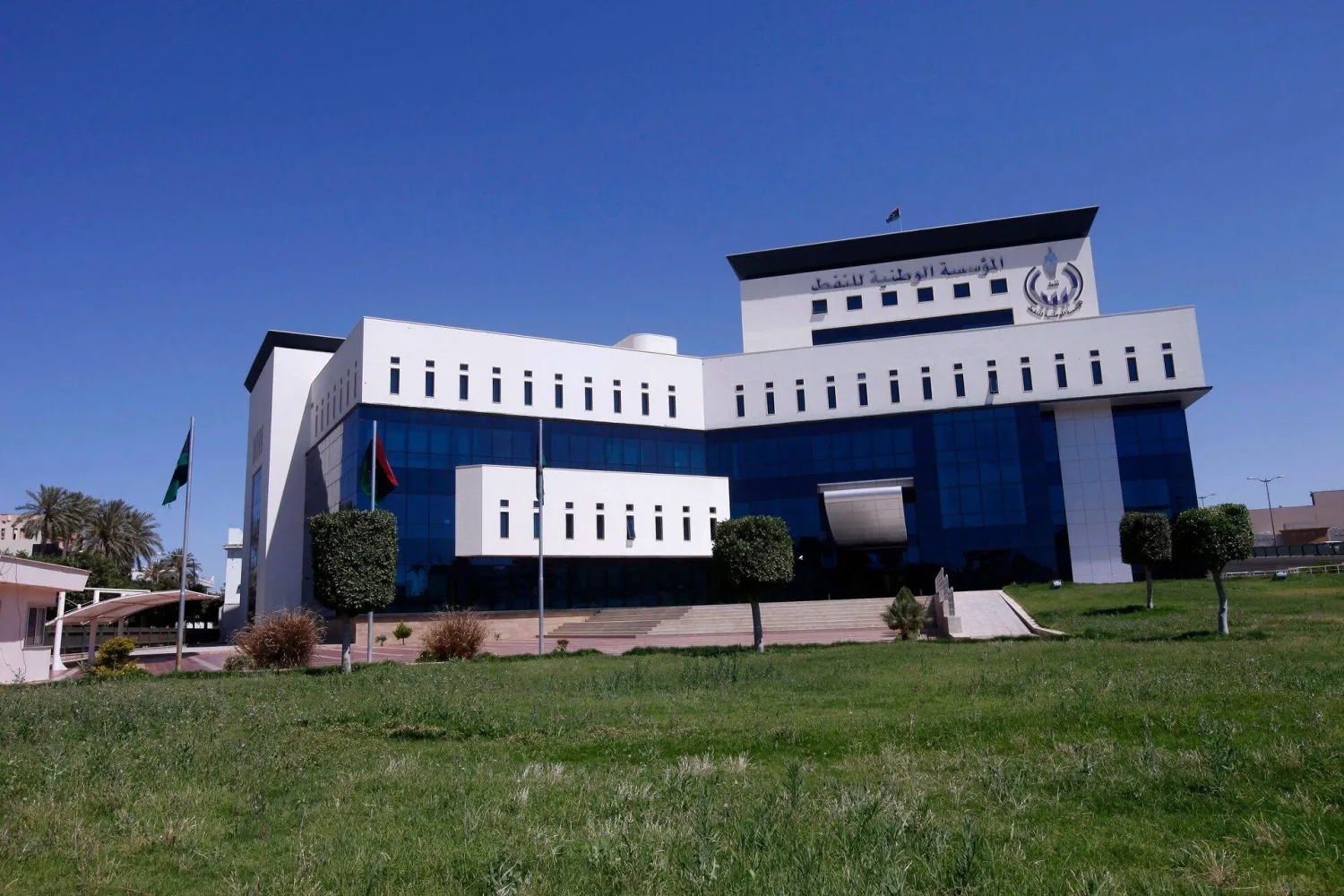 مقر مؤسسة النفط الليبية في طرابلس (رويترز)