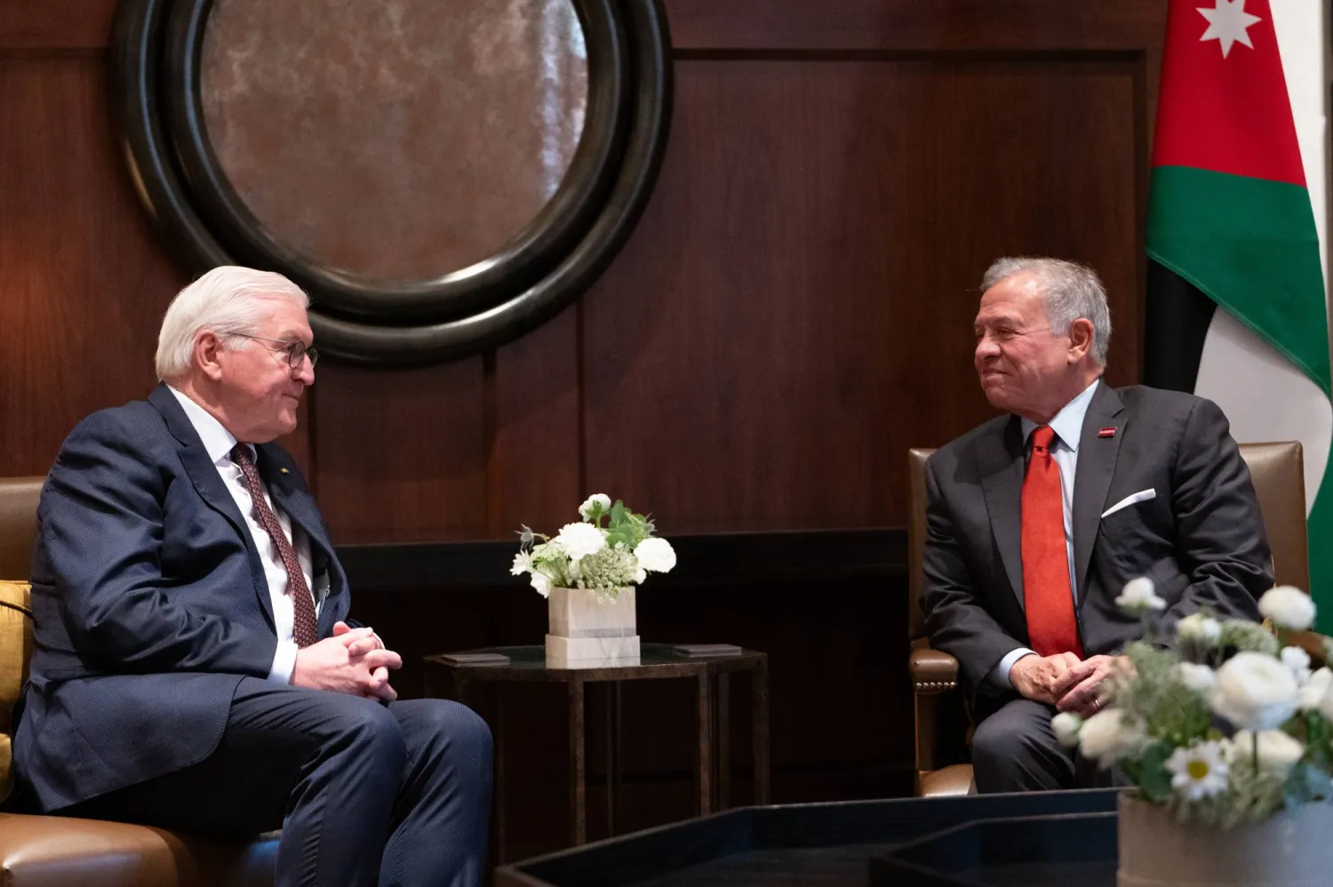 صورة ملتقطة في 18 فبراير 2026 بالعاصمة الأردنية عمّان تظهر الرئيس الألماني فرانك - فالتر شتاينماير يلتقي الملك الأردني عبد الله الثاني في قصر الحسينية (د.ب.أ)