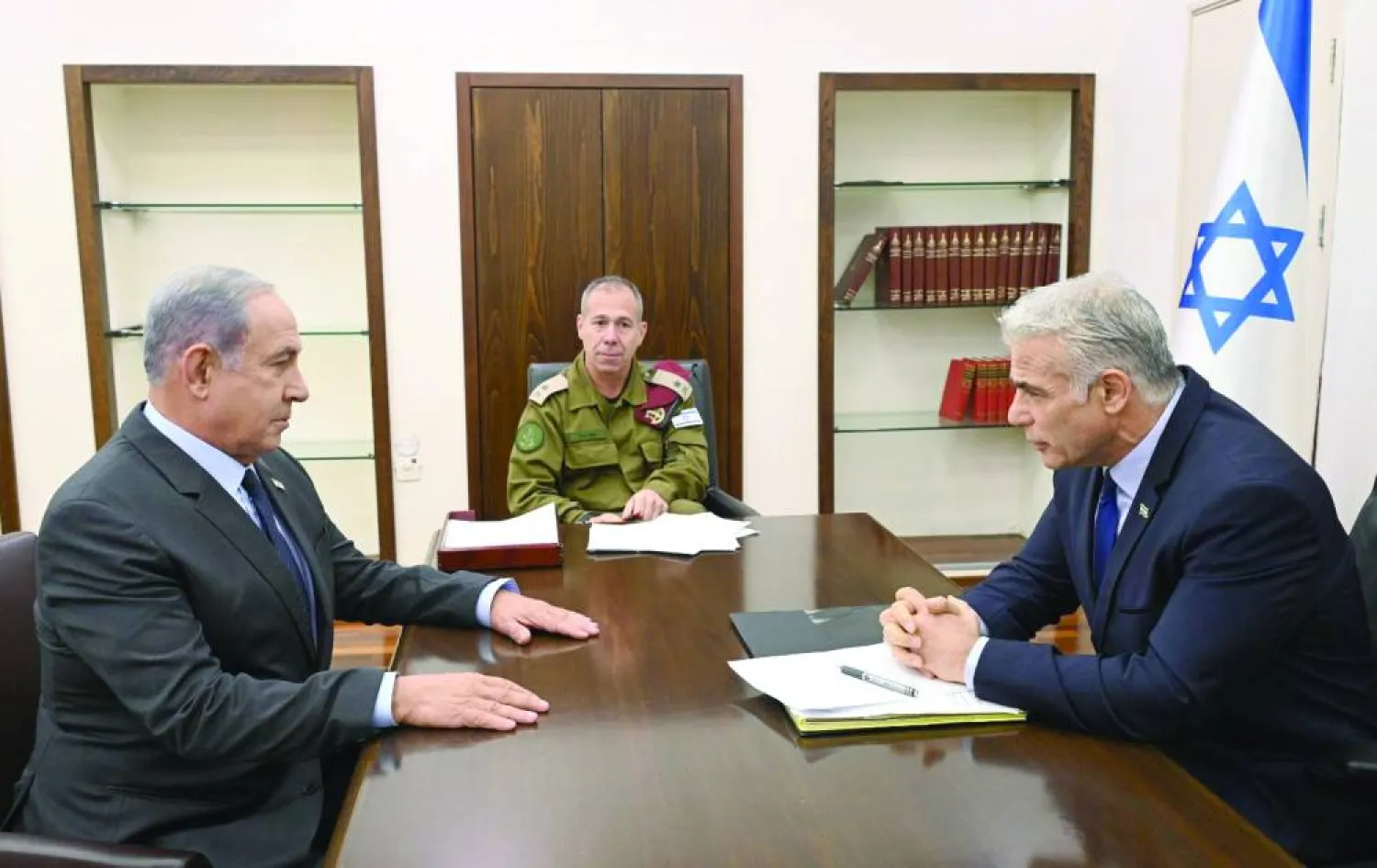 زعيم المعارضة الإسرائيلي يائير لابيد مع نتنياهو في اجتماع يعود لعام 2022 (د.ب.أ)