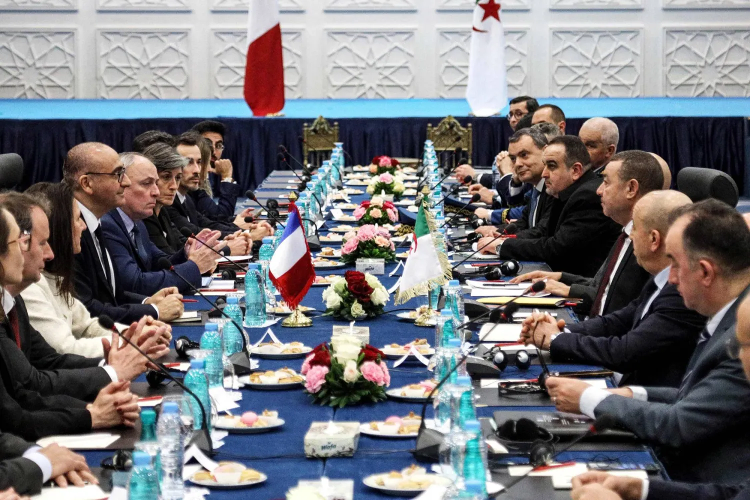 اجتماع الوفدين الجزائري والفرنسي يوم الاثنين بالعاصمة الجزائرية (أ.ف.ب)