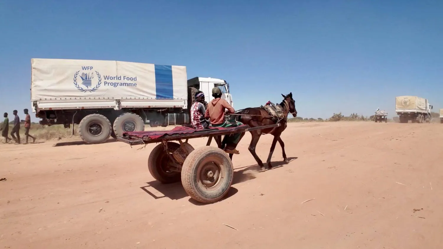 شاحنات برنامج الأغذية العالمي تنقل إمدادات غذائية من تشاد إلى مخيم زمزم في دارفور بالسودان 9 نوفمبر 2024 (رويترز)