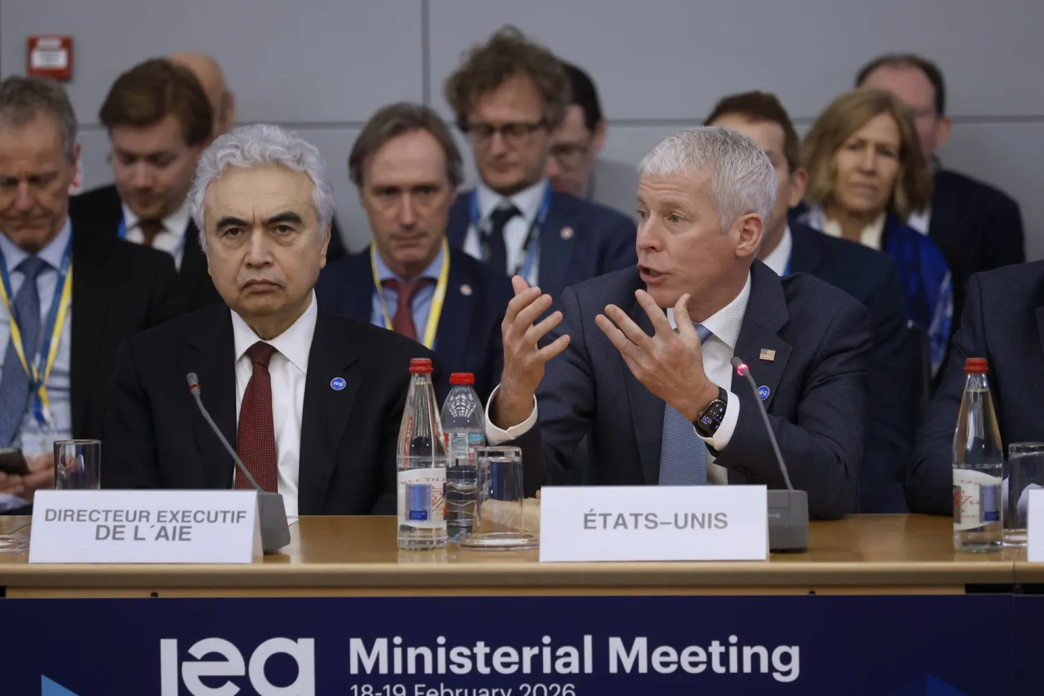 رايت يتحدث في الاجتماع الوزاري لوكالة الطاقة الدولية وإلى يمينه فاتح بيرول (إ.ب.أ)