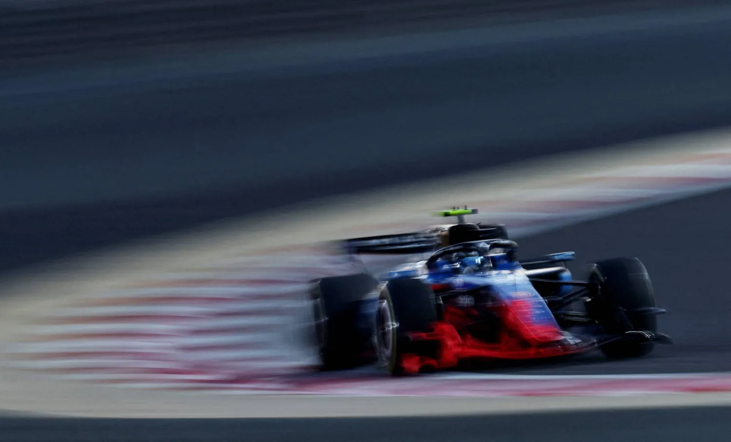 من مرحلة التجارب التحضيرية في حلبة البحرين (رويترز)