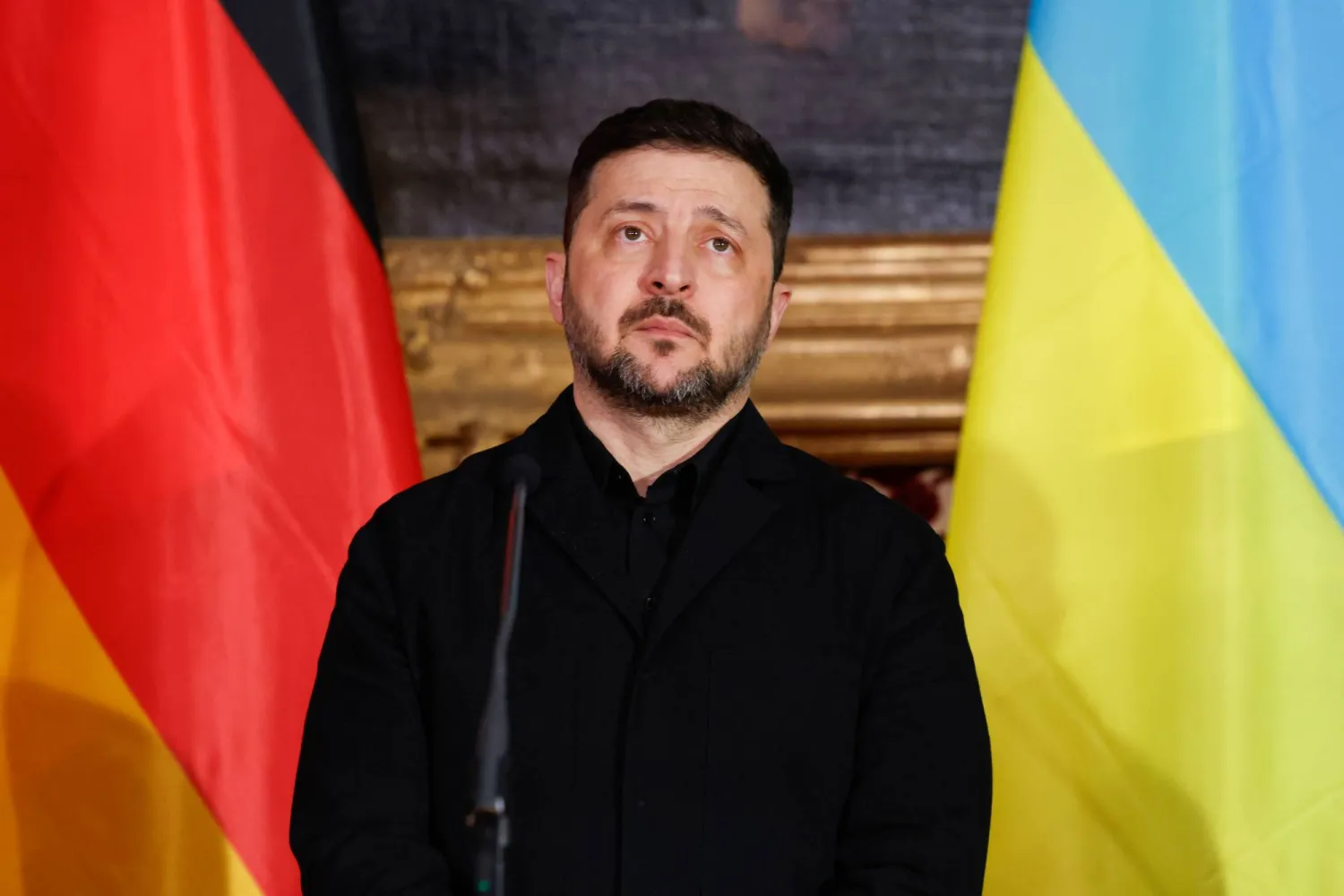 الرئيس الأوكراني فولوديمير زيلينسكي يدلي ببيان صحافي في ميونيخ 14 فبراير 2026 (أ.ف.ب)