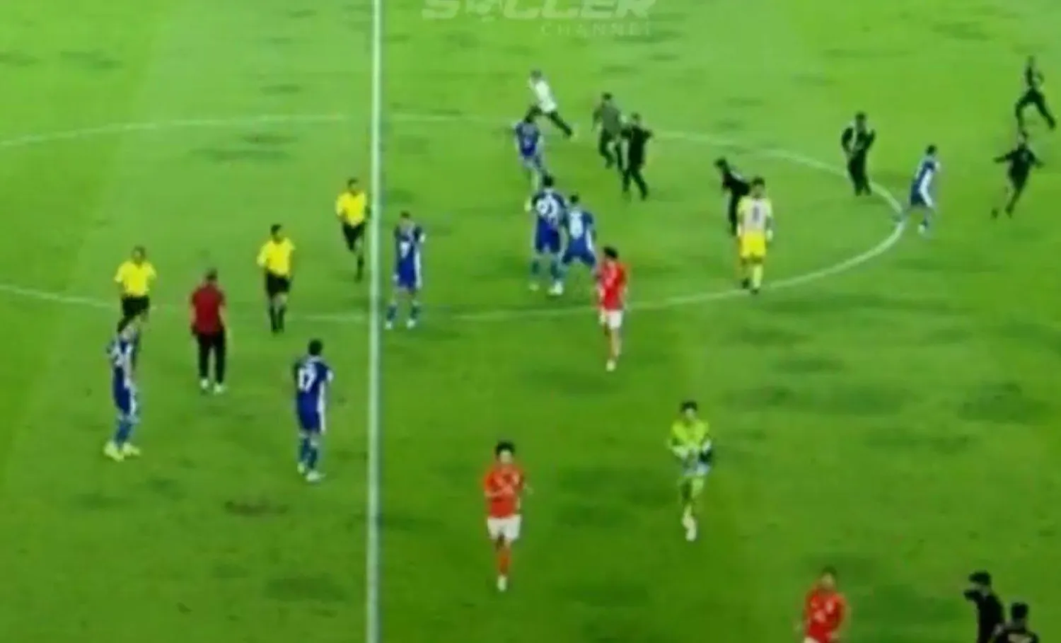 لحظة اقتحام بعض المشجعين لملعب المباراة (الشرق الأوسط)