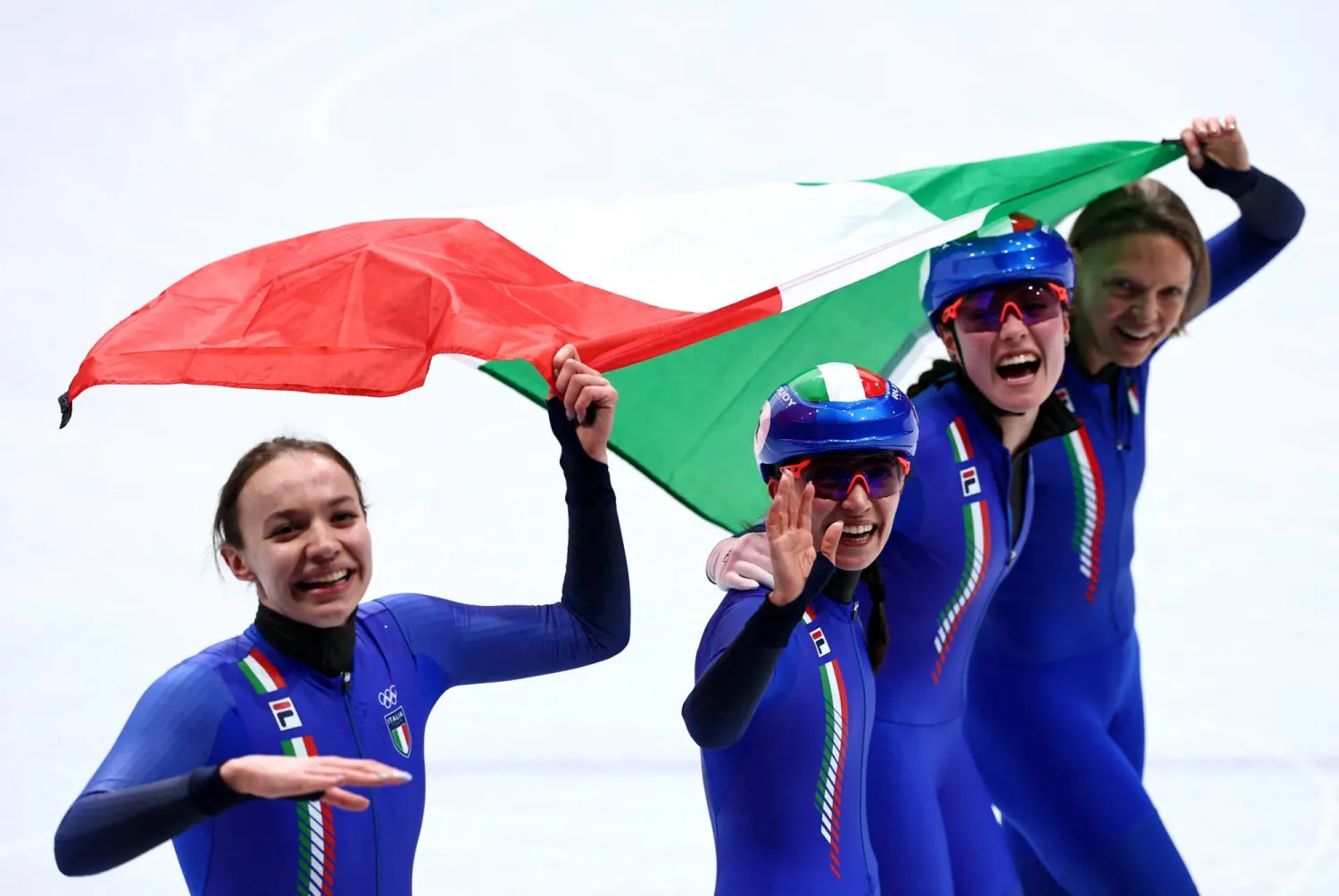 فونتانا تحتفل مع أعضاء فريقها بعد الفوز بالفضية (رويترز)