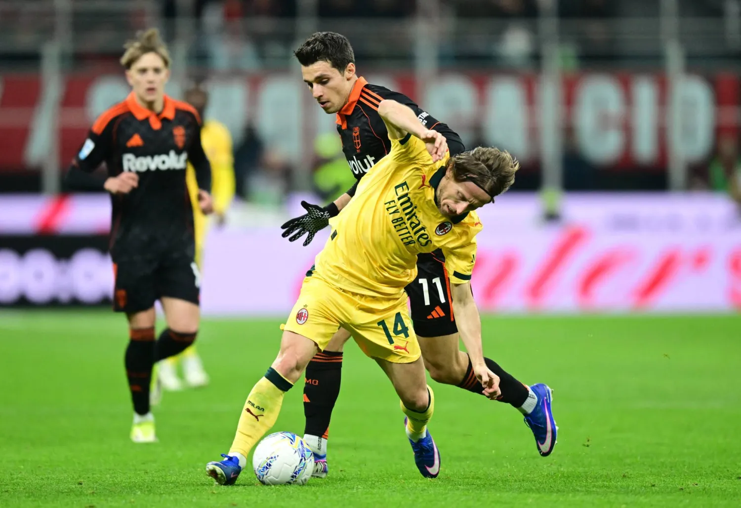 مودريتش يتعثر في إحدى هجمات الميلان (رويترز)