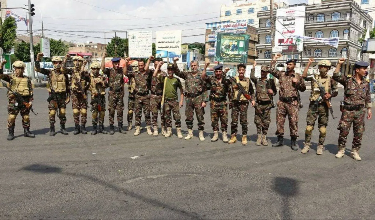 مسلحون حوثيون خلال وقفة في العاصمة اليمنية المختطفة صنعاء (رويترز)