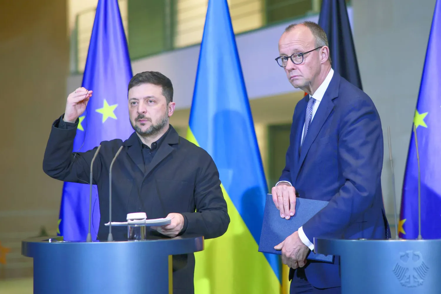 أرشيفية للمستشار الألماني فريدريش ميرتس والرئيس الأوكراني فولوديمير زيلينسكي (إ.ب.أ)