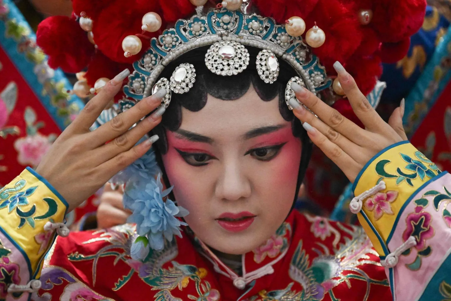تستعد فنانة أوبرا صينية لتقديم عرض في مهرجان معبد في اليوم الثالث من السنة القمرية في بكين (أ.ف.ب)