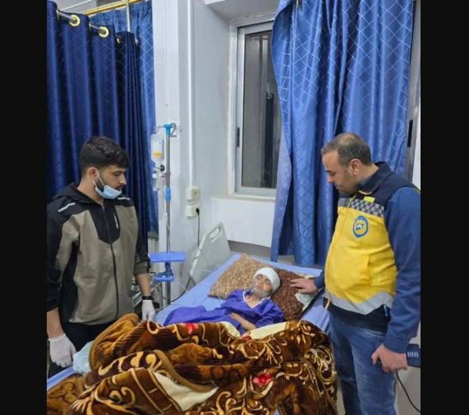  الطفل السوري عبد الرزاق سليمان الجبير يرقد في المستشفى بعد إنقاذه من بئر في الرقة (الدفاع المدني السوري)