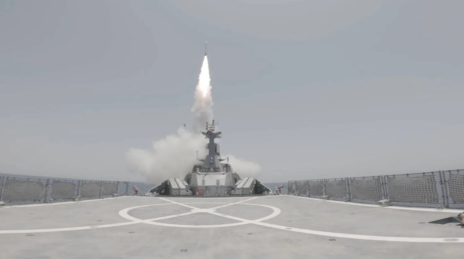 لقطة من تدريب عسكري في مضيق هرمز بجنوب إيران (إ.ب.أ)