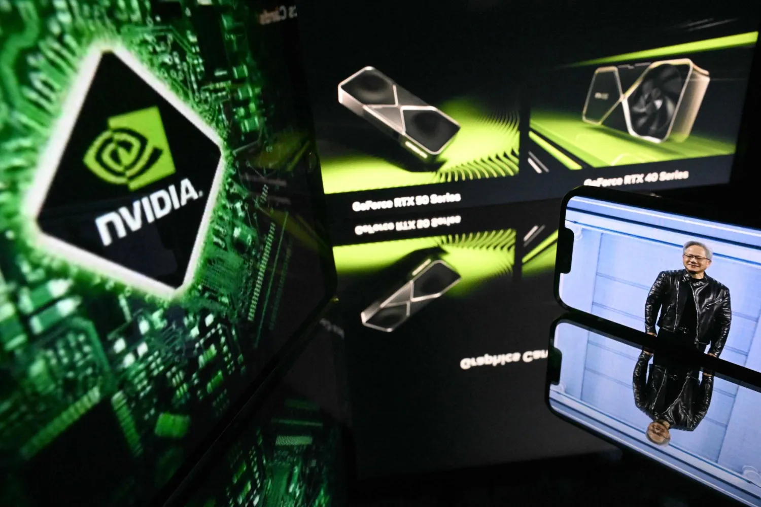 شاشات تعرض صورة رئيس «إنفيديا» جنسن هوانغ وشعار الشركة في تولوز بفرنسا يوم 18 فبراير 2026 (أ.ف.ب)