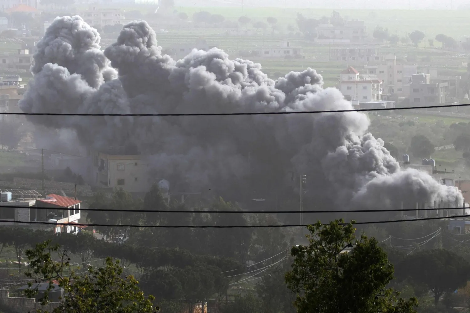 تصاعد الدخان جراء الغارات الإسرائيلية على جنوب لبنان (أ.ف.ب)